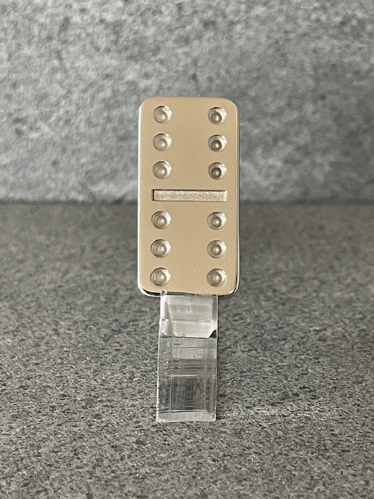 Domino Sterling Silver polished on pillar - Dominosten Silber auf Podest