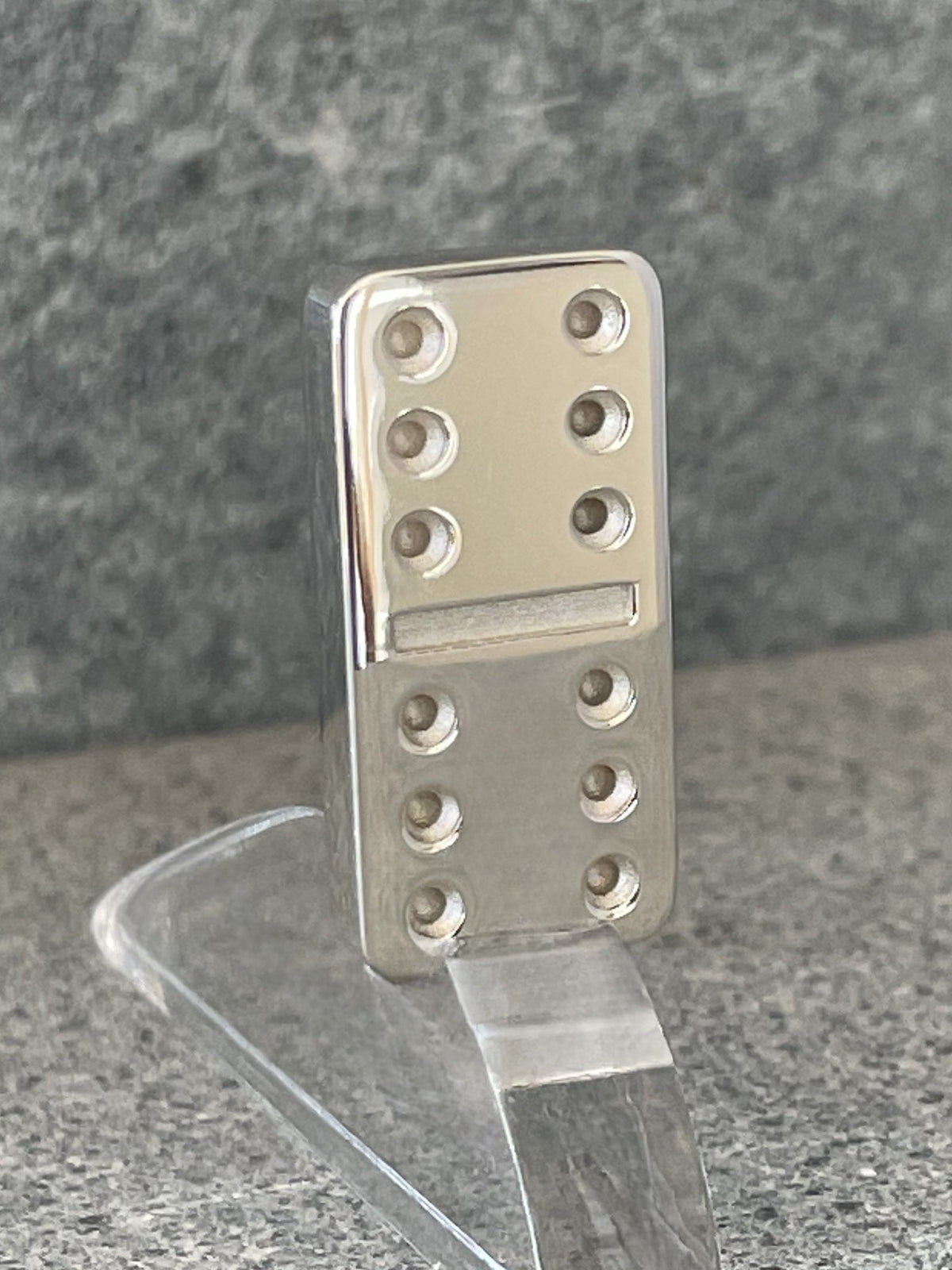 Domino Sterling Silver polished on pillar - Dominosten Silber auf Podest