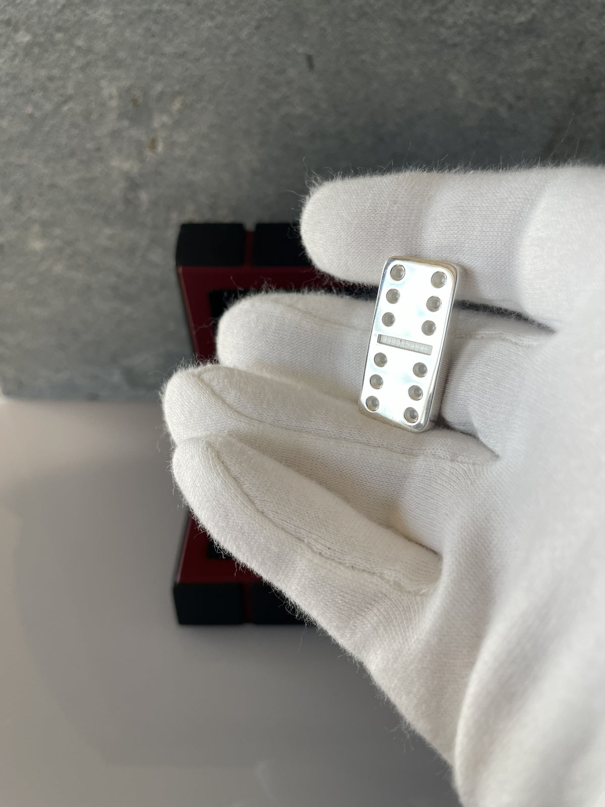 Domino tile Silver in hand1