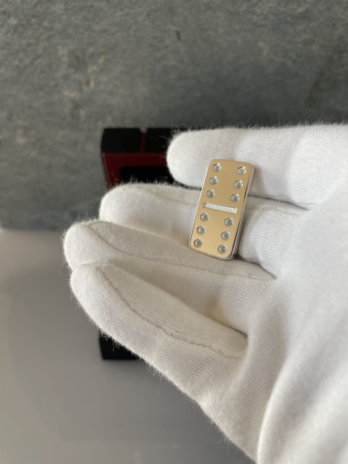 Domino tile Silver in hand2