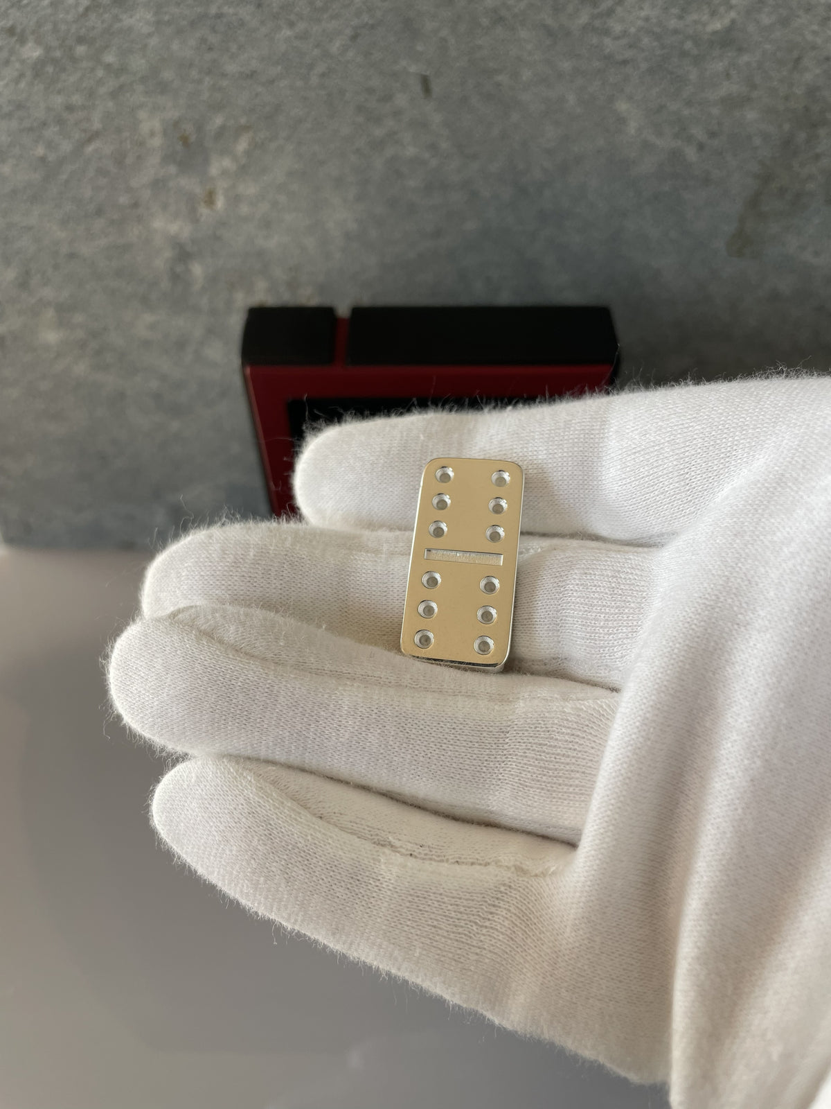 Domino tile Silver in hand3