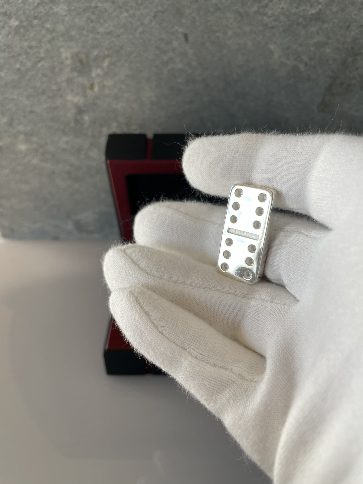 Domino tile Silver in hand4