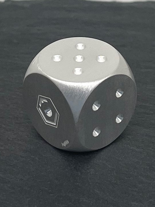Fine Silver Dice brushed on table no 5 - Feinsilberwürfel auf schwarzem Tisch