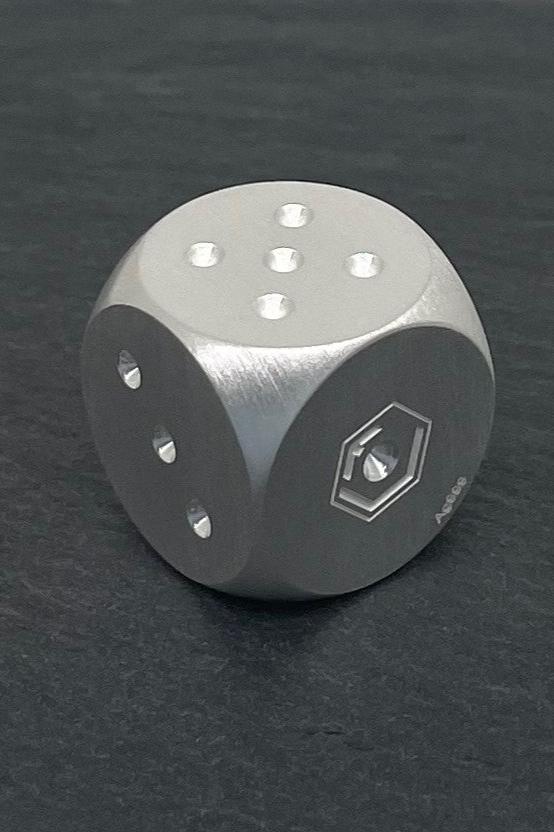 Fine Silver Dice brushed on table no 5 - Feinsilberwürfel auf Tisch