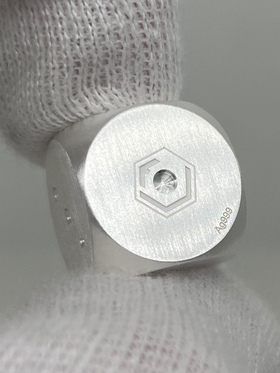 Fine Silver Dice in hand - Feinsilber Würfel in der hand