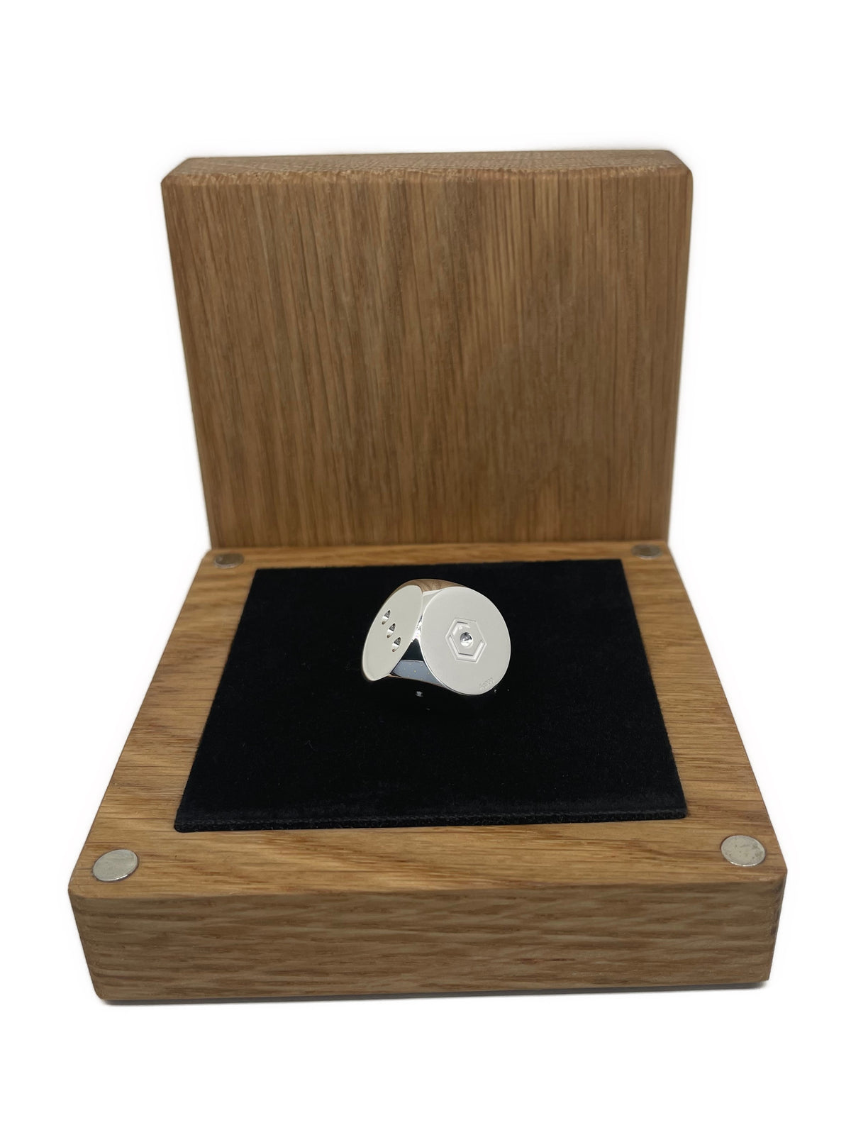 Fine Silver dice in an oakwood case front - Feinsilberwürfel im Etui