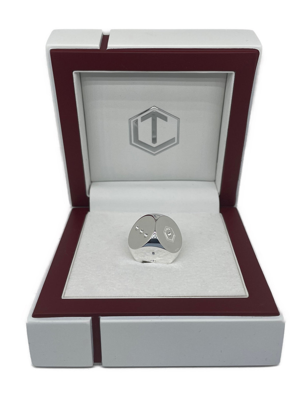 Fine Silver dice in white case front - Feinsilber Würfel im Etui 