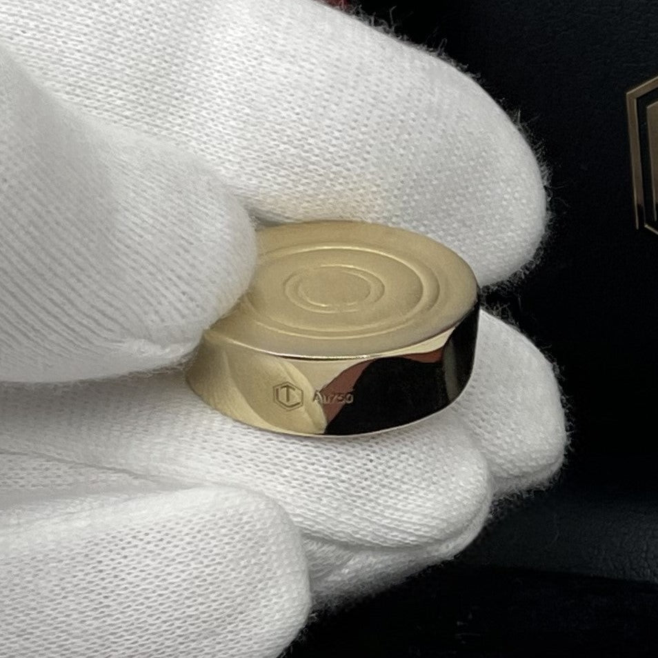 Game Piece 18-karat Gold on Hand - Spielstein 18 Karat Gold in der Hand