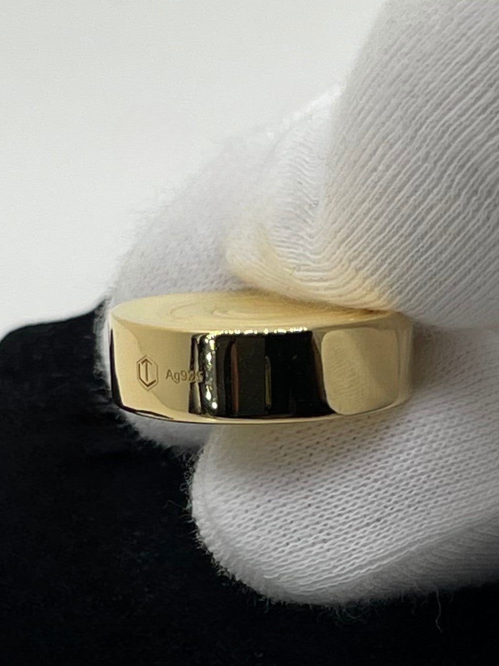 Game Piece Silver 18-karat gold-plated in hand - Spielstein 18 Karat vergoldet in der Hand