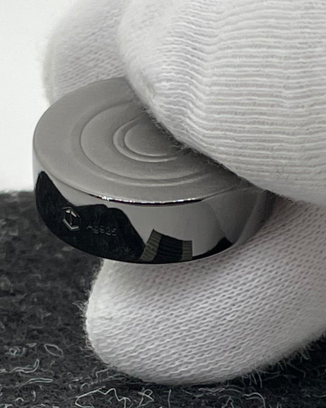 Game Piece Silver black rhodium-plated in hand - Spielstein Silber schwarz rhodiniert in der Hand