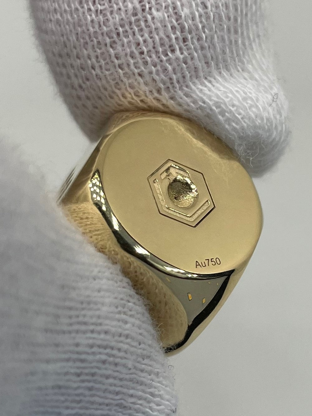 Gold Dice 18-Karat Gold Polished in Fingers No 1 view - Goldwürfel 18 Karat Gold poliert in Finger Ansicht Nr 1