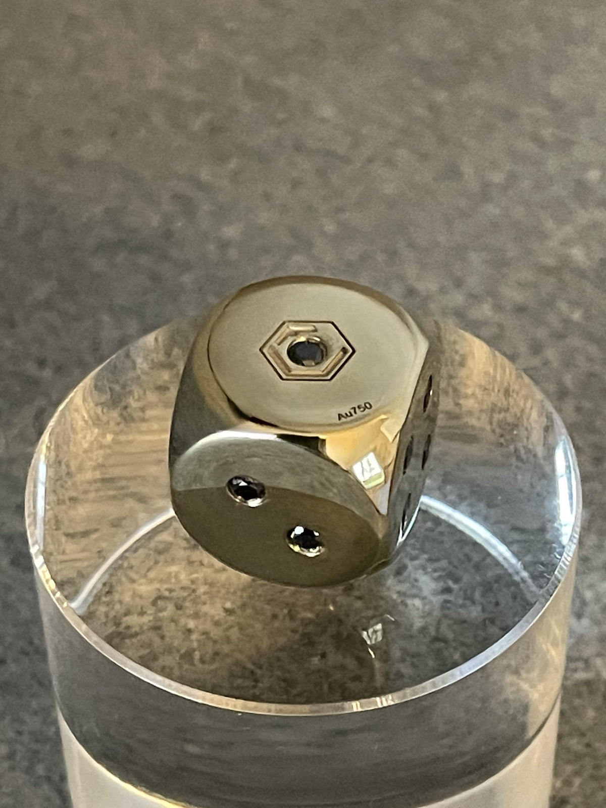 Gold Dice 18-Karat with Diamonds Pillar - Goldwüfel mit Diamanten auf Podest