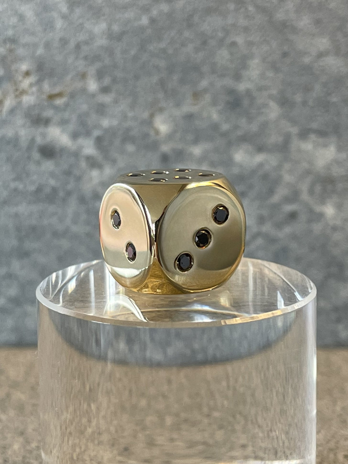 Gold Dice 18-Karat with Diamonds Pillar - Goldwüfel mit Diamanten auf Podest