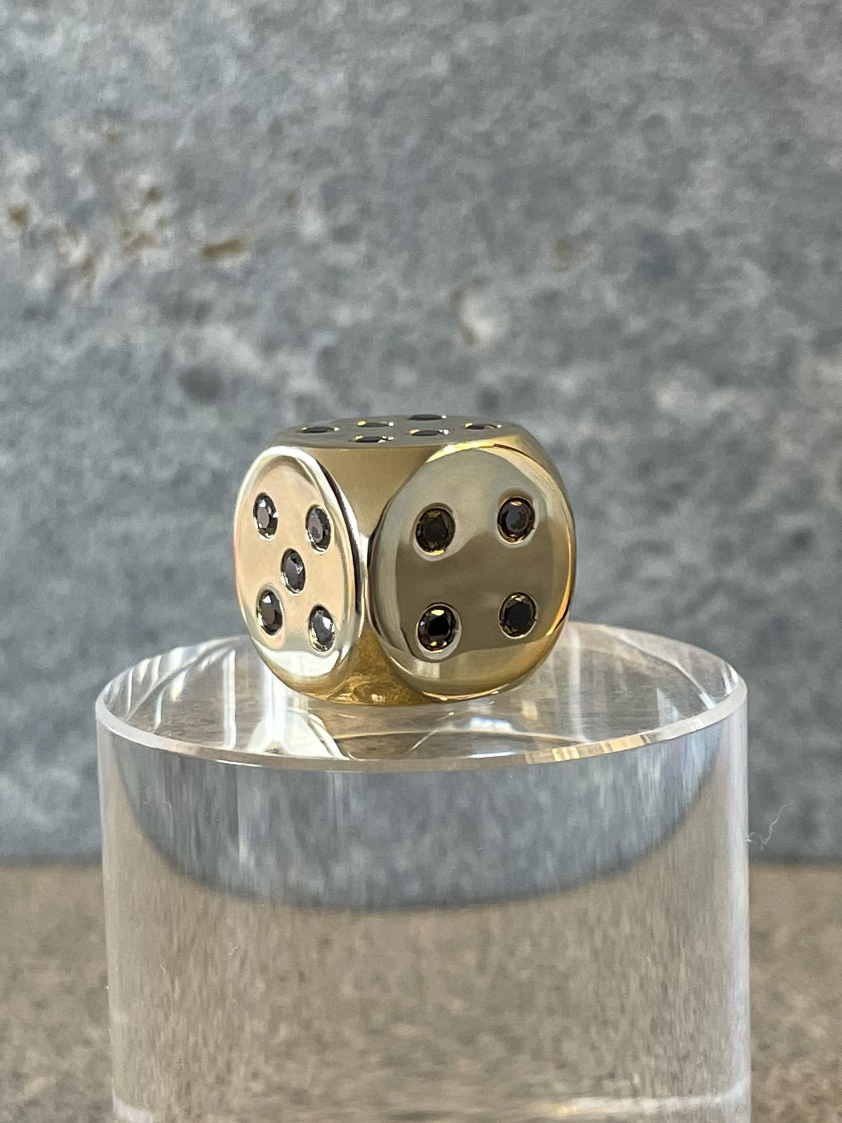 Gold Dice 18-Karat with Diamonds Pillar - Goldwüfel mit Diamanten auf Podest