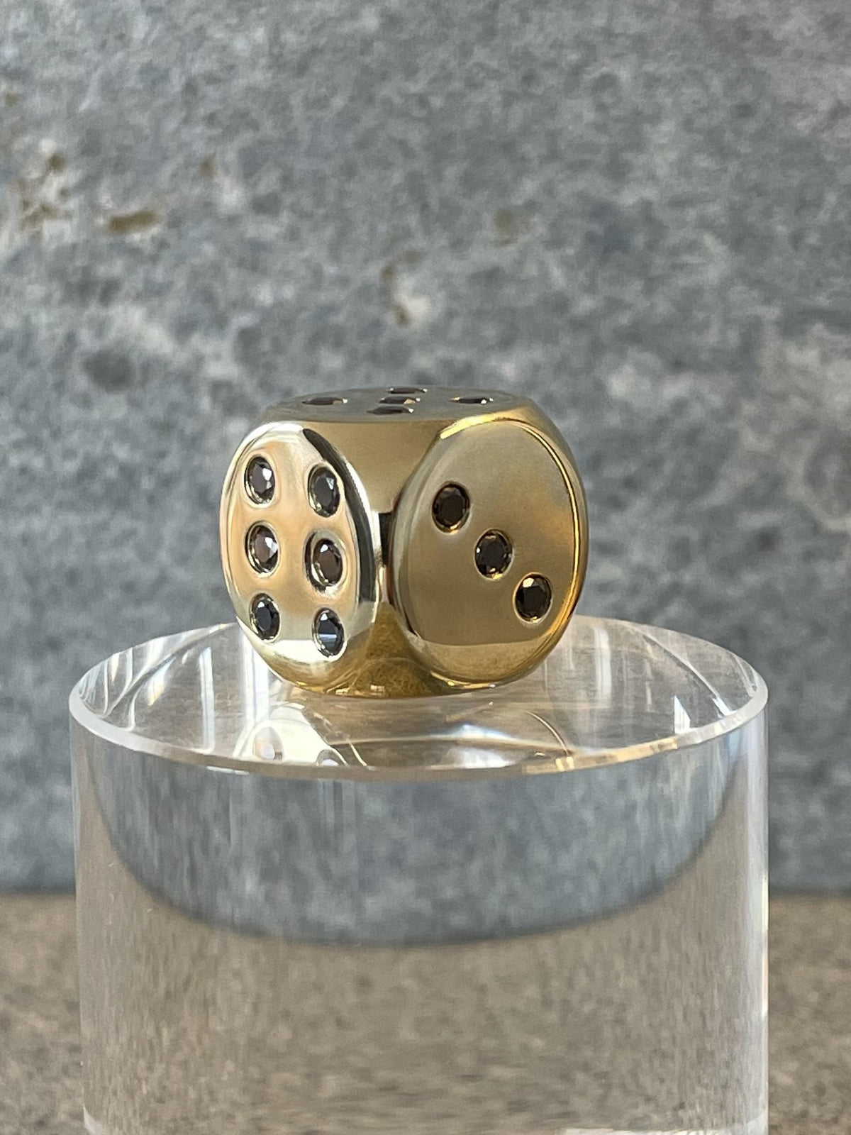 Gold Dice 18-Karat with Diamonds Pillar - Goldwüfel mit Diamanten auf Podest