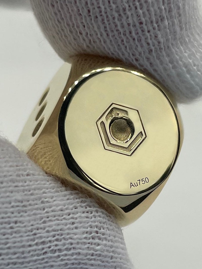 Gold Dice 18-karat Gold solid in Fingers - Goldwürfel 18 Karat Gold massiv zwischen Fingern