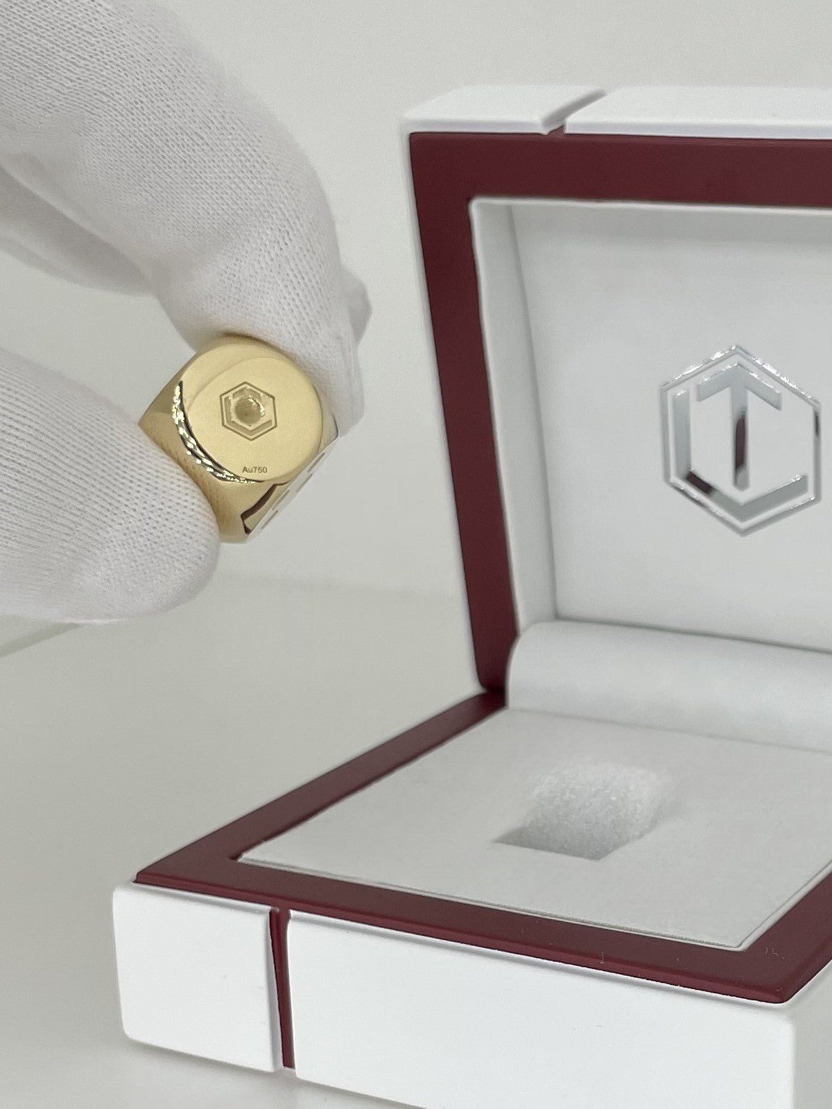 Gold Dice 18-karat Gold solid in Fingers - Goldwürfel 18 Karat in der Hand