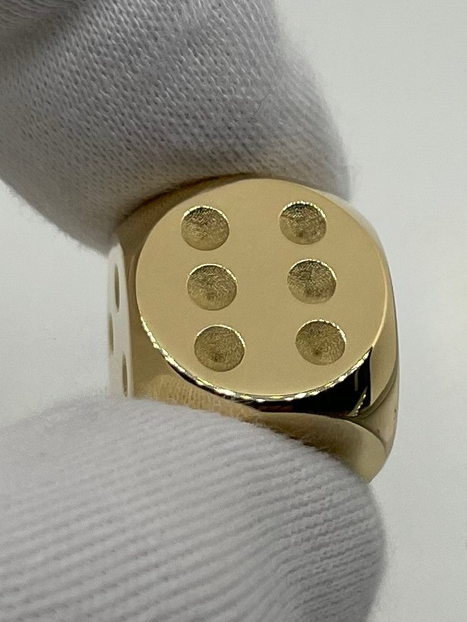 Gold Dice 18-karat Gold solid in Fingers - Goldwürfel 18 Karat massiv in der Hand 