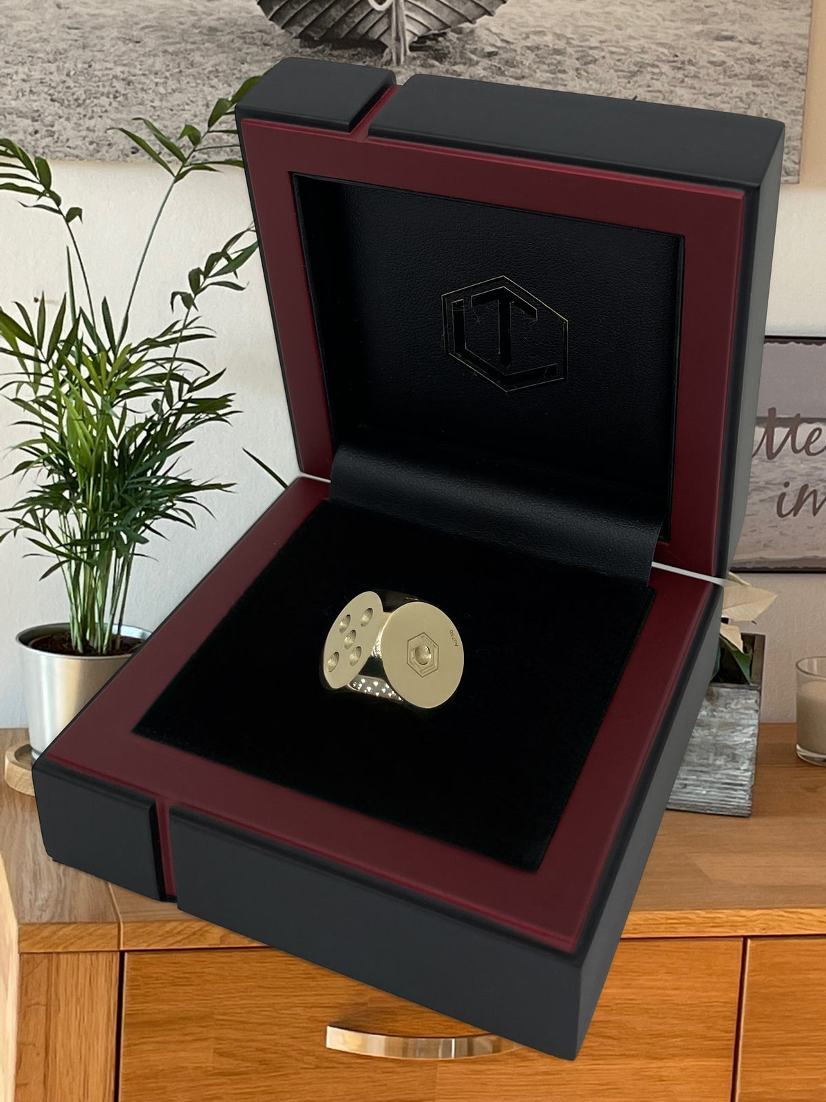 Gold Dice 18-karat solid in black Case - Godener Würfel aus 18 Karat Gold massiv im Etui im Wohnzimmer
