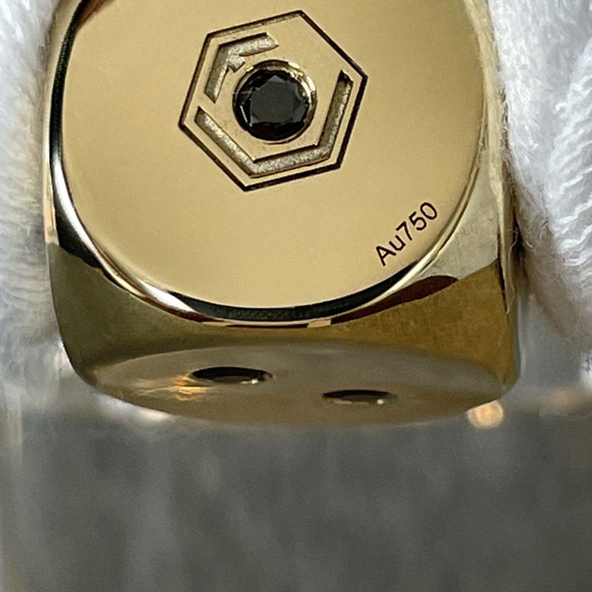 Gold Dice with Black Diamonds in Focus - Goldwürfel mit schwarzen Diamanten Nahaufnahme