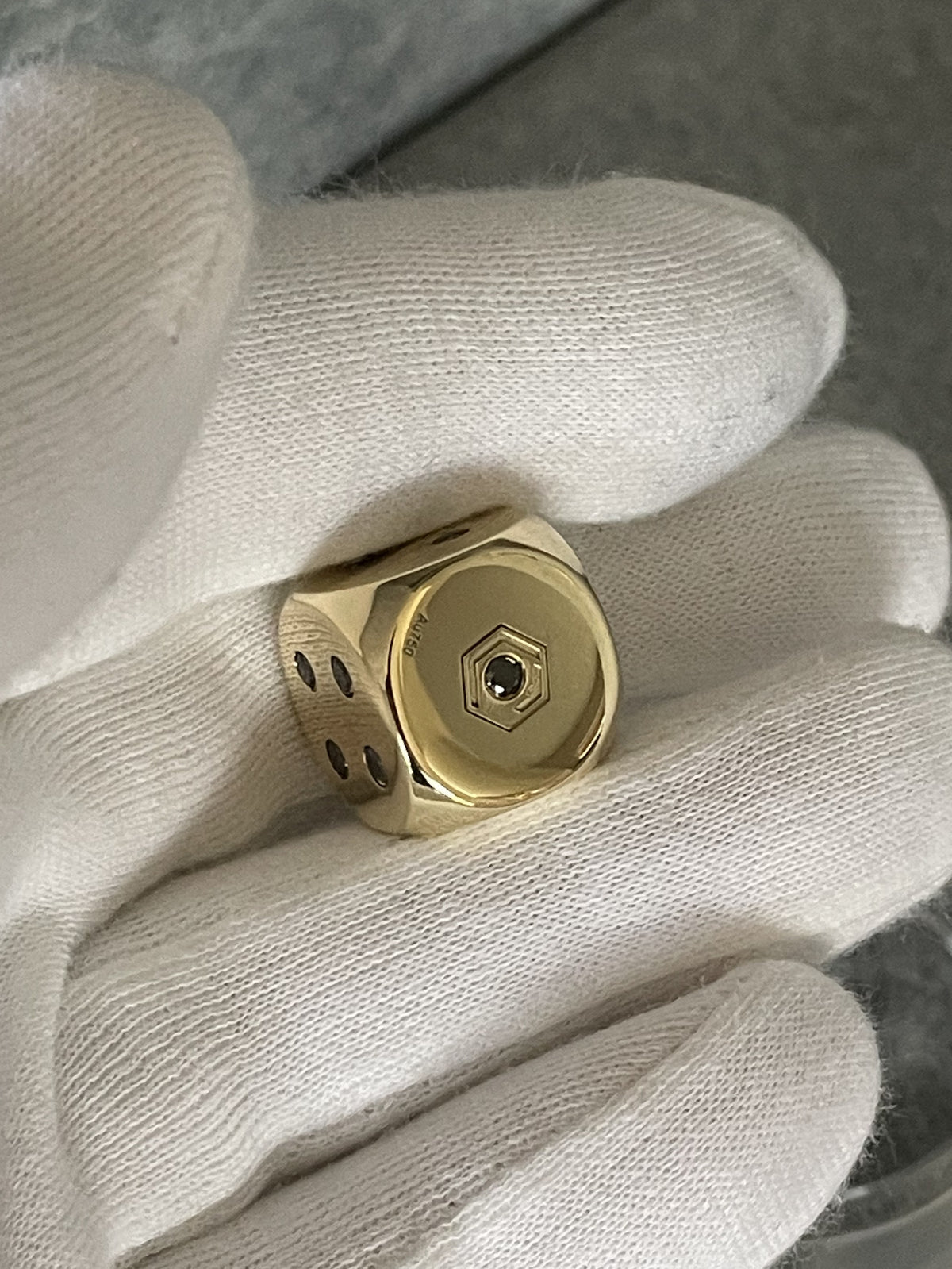 18 Karat Goldwürfel · 21 schwarze Diamanten · 54 g · 16 mm · Poliert