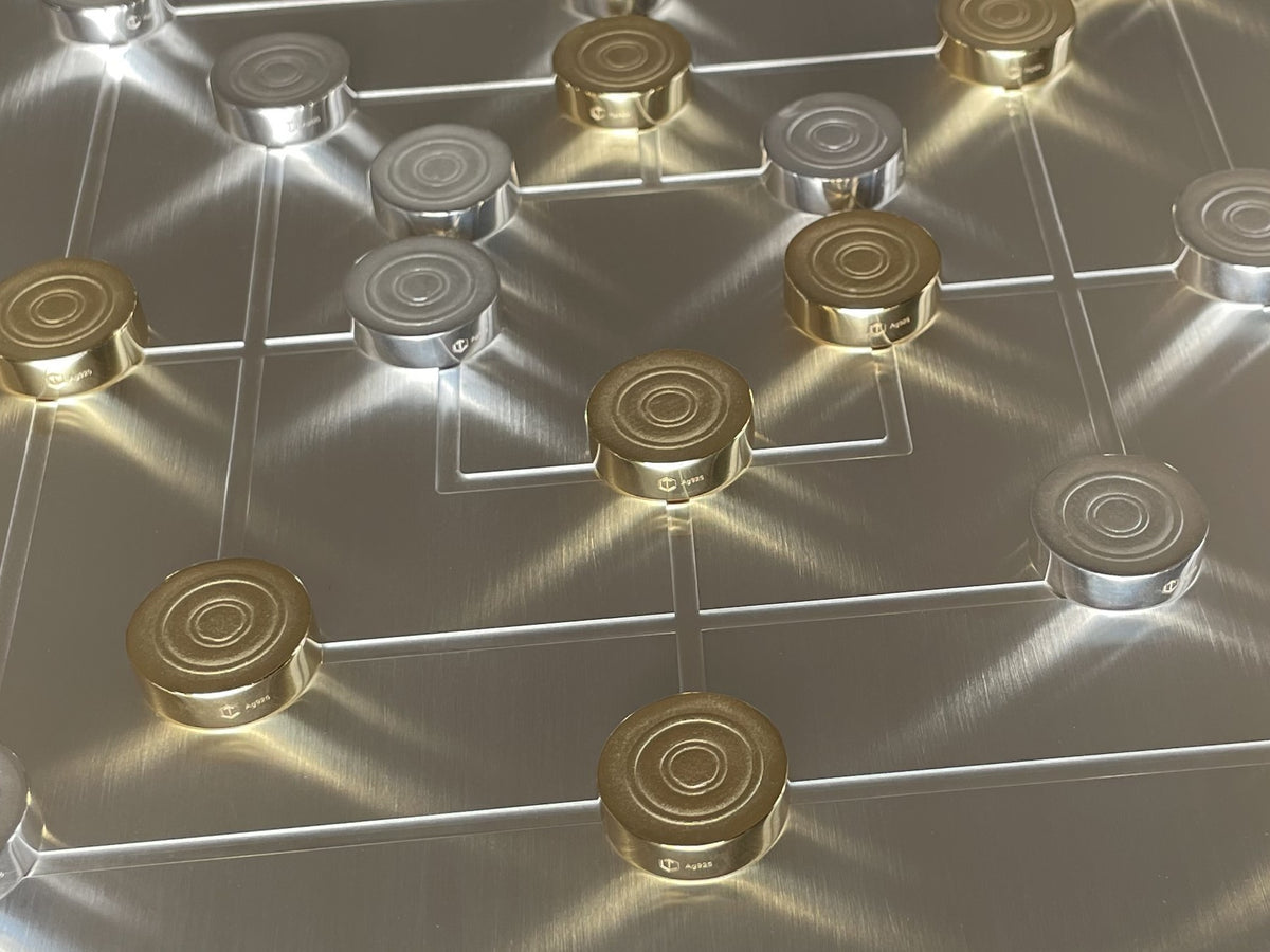 Morris Game Pieces Gold and Silver on board lightining - Spielsteine Gold und Silber auf Spielbrett leuchtend