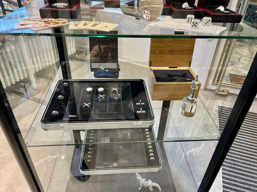 Nine Mens Morris and Chess King in Vitrine in Show case - Mühlespiele und König aus Silber im Schaufenster