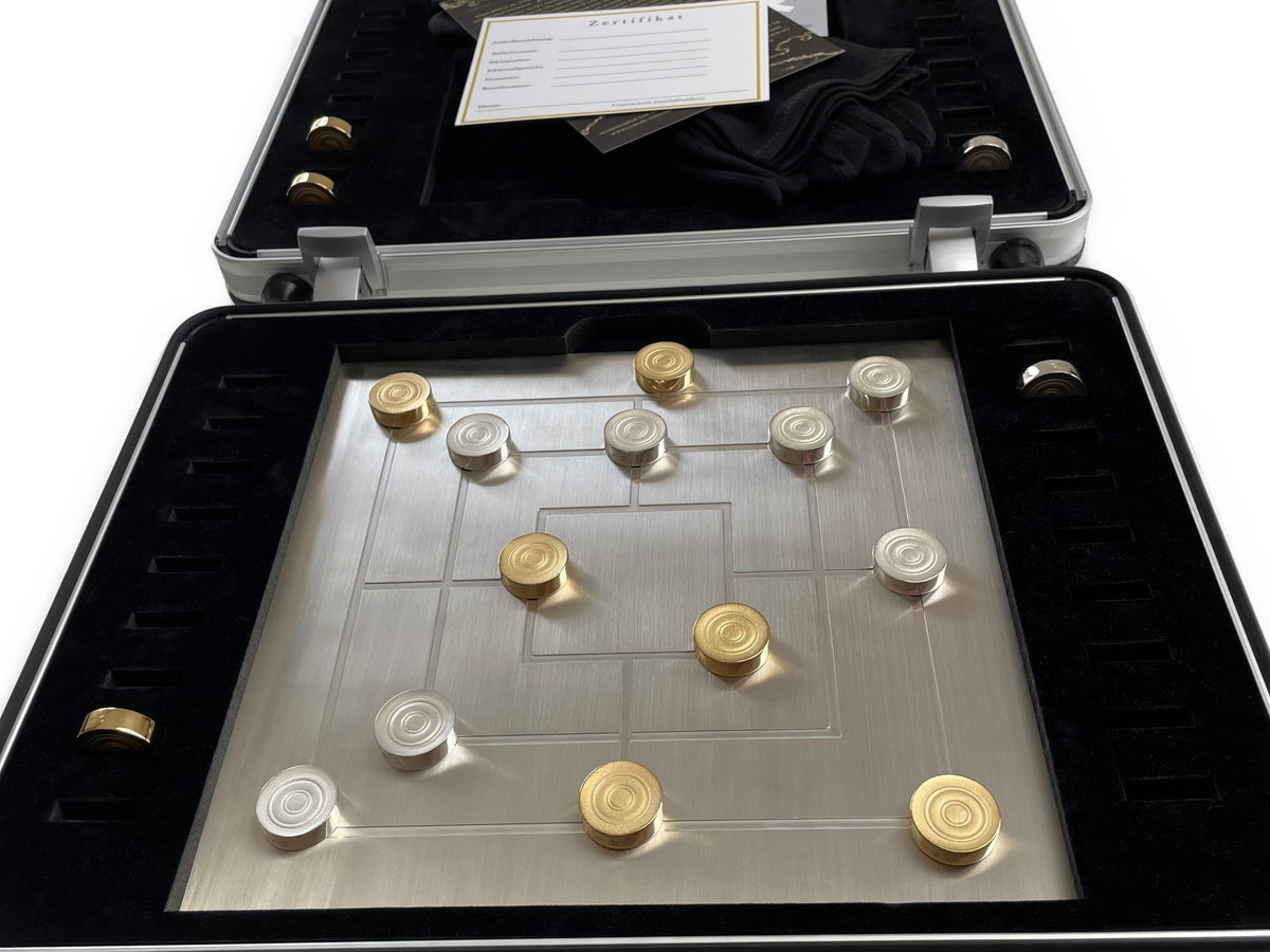 Nine Mens Morris Silver Gold Silver in Case Play Situation - Mühlespiel Silber Gold Silbersteine im Koffer Spielsituation