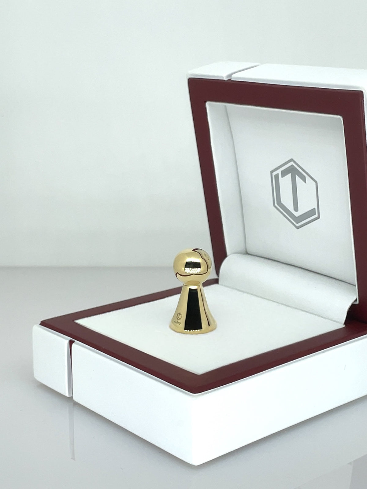 Play Figurine 18-Karat Gold in white case - Spielfigur aus 18 Karat Gold im weissen Etui