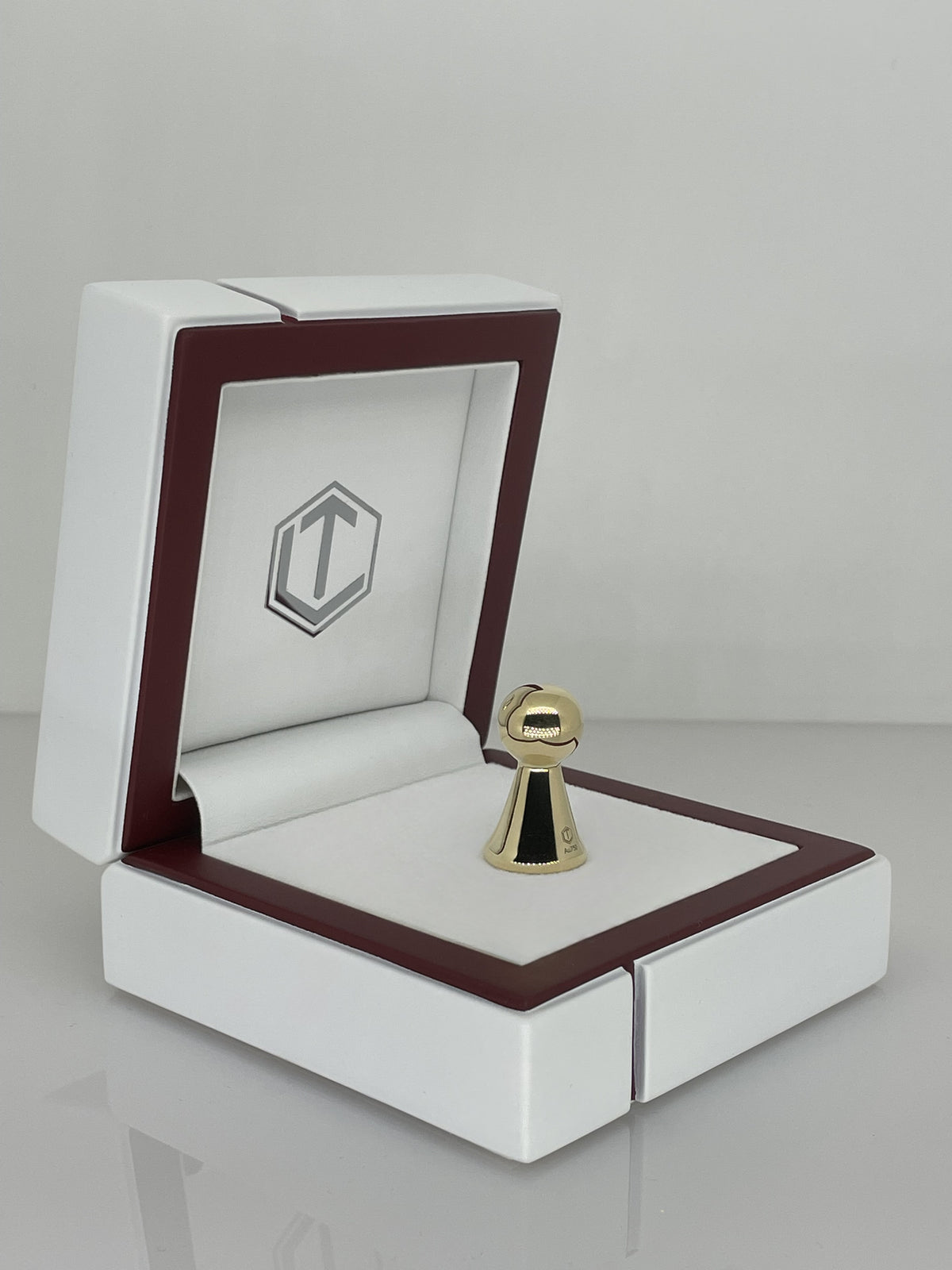 Play Figurine 18-Karat Gold in white case - Spielfigur aus 18 Karat Gold im weissen Etui