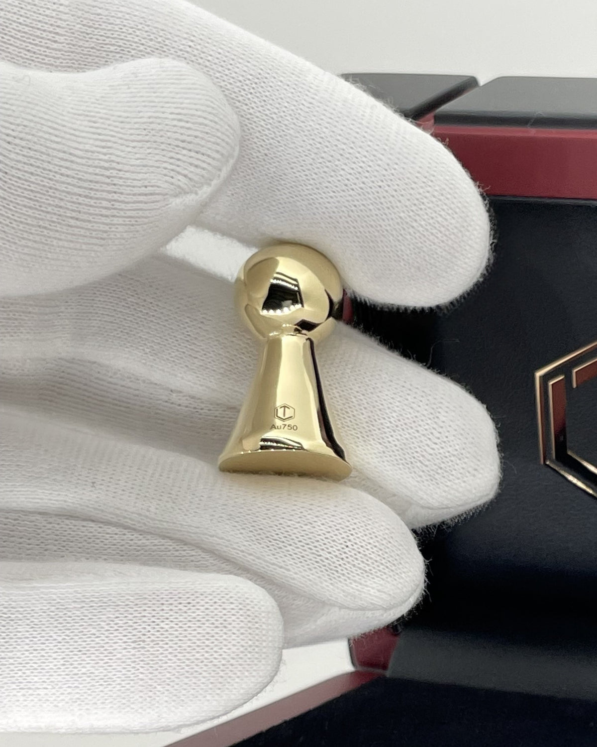 Play Figurine 18 Karat Gold in Hand black Case - Spielfigur 18 Karat Gold in der Hand schwarzes Etui