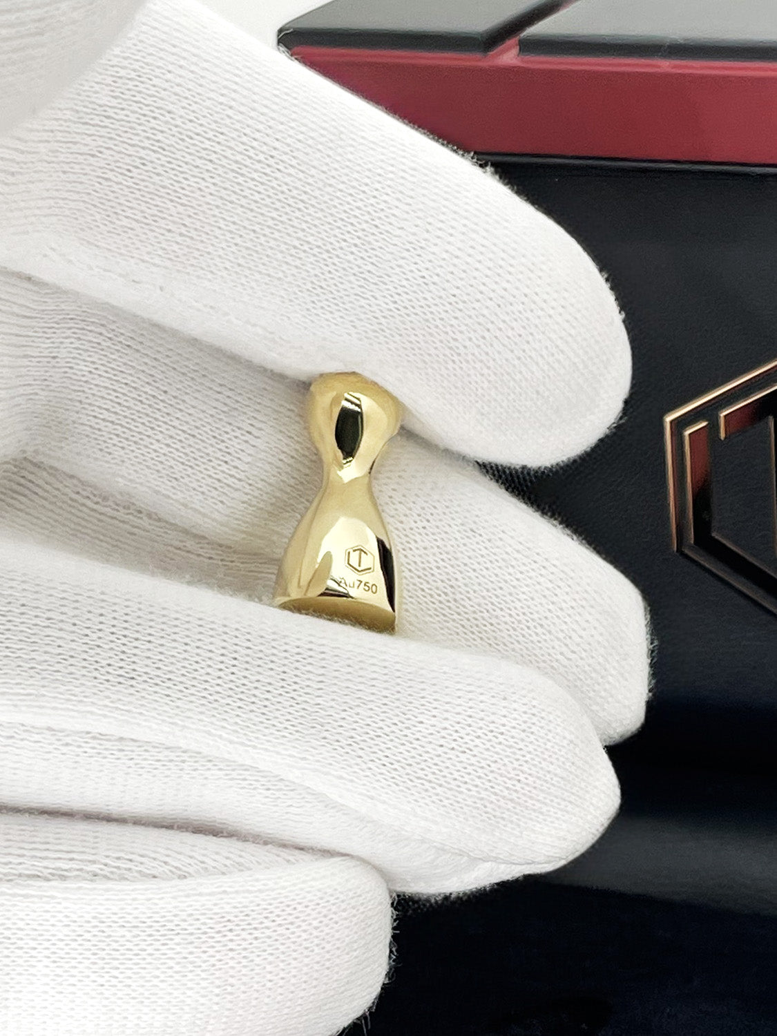 Play Figurine in 18-karat gold in hand - Spielfigur aus 18 Karat Gold auf der Hand