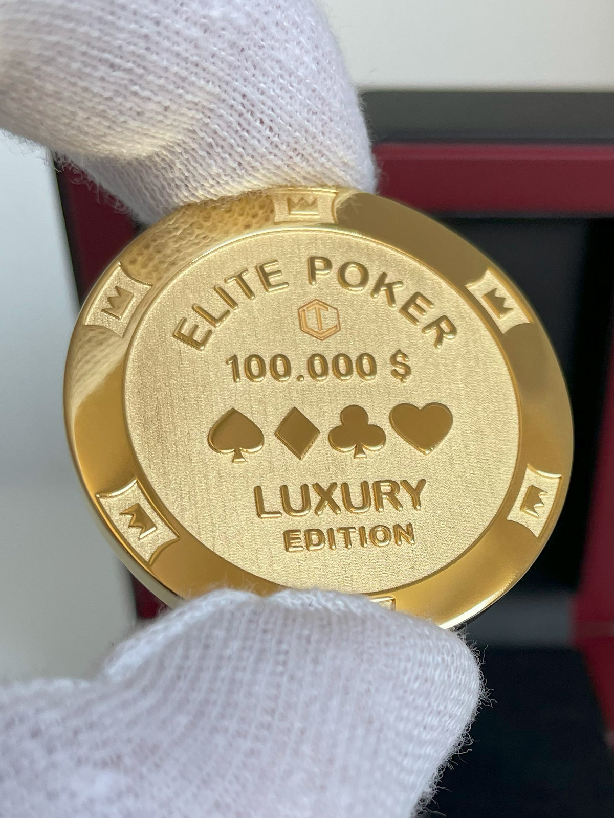 Poker Chip Silver 18-karat gold plated in hand - Pokerchip Silber 18 Karat vergoldet