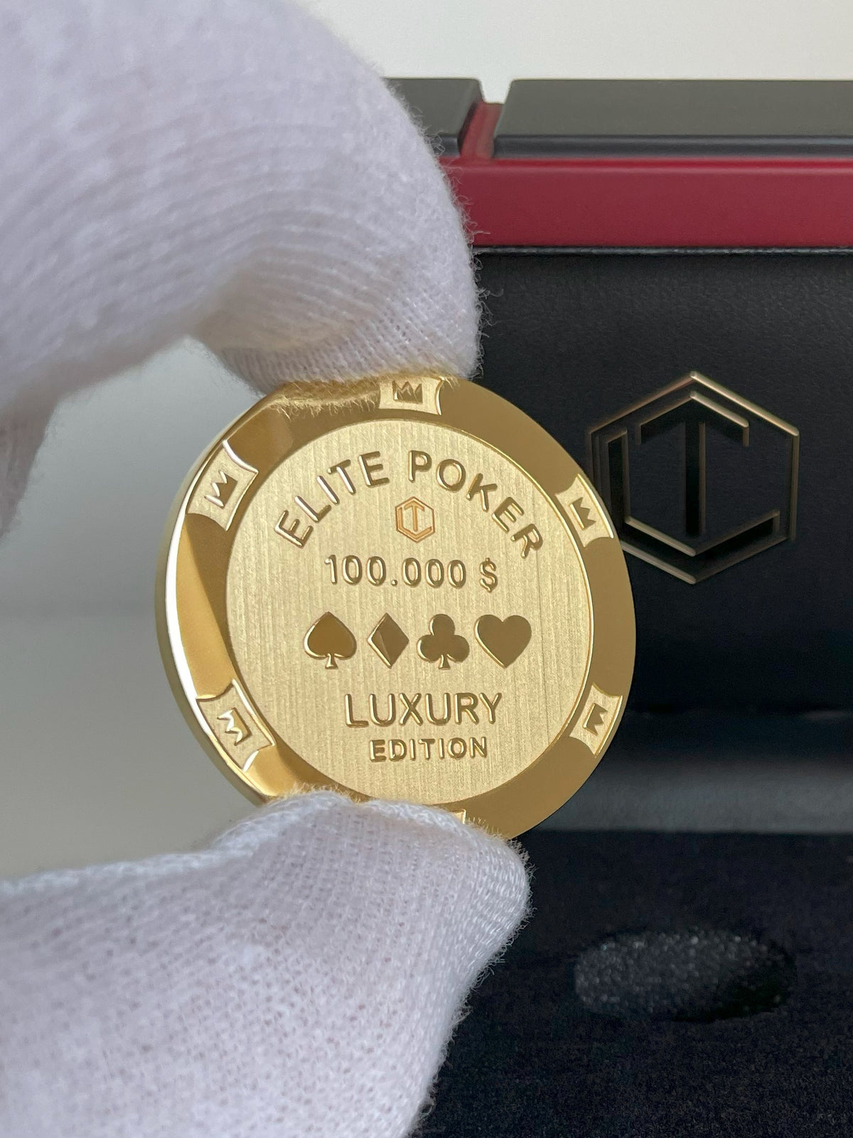 Poker Chip Silver 18-karat gold plated in hand_front - Pokerchip 18 Karat vergoldet