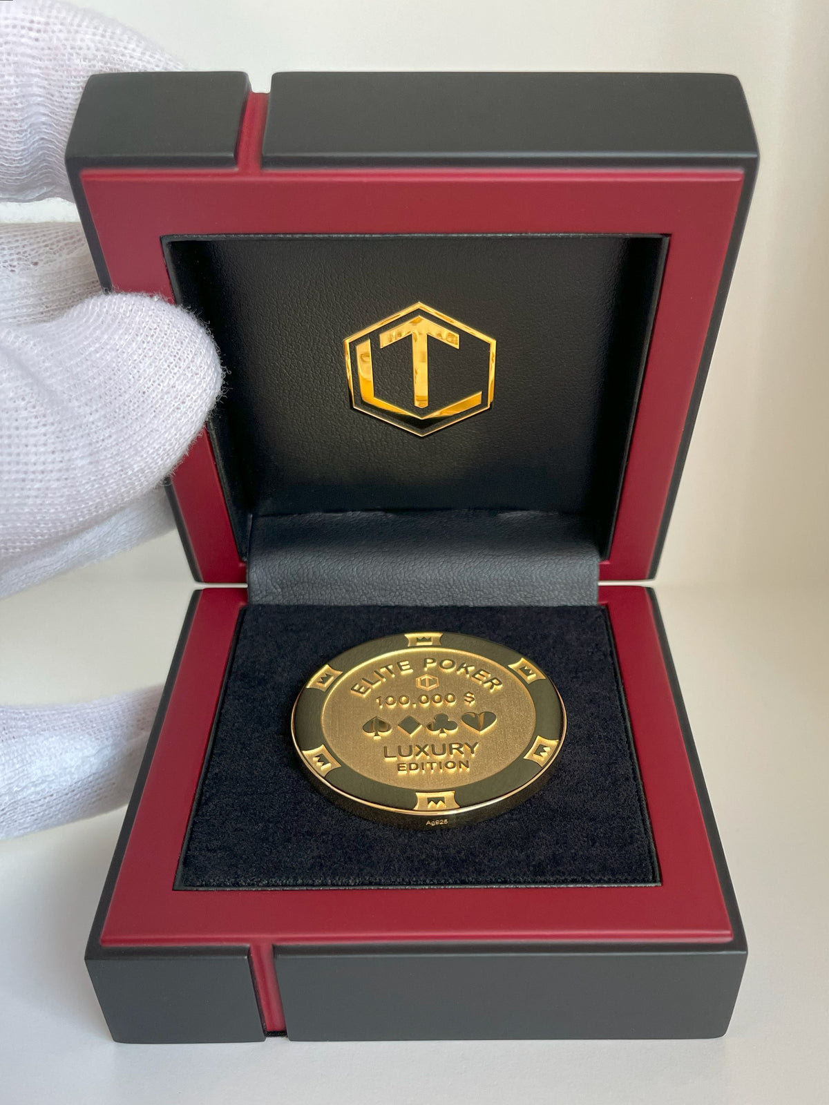 Poker Chip Silver 18-karat gold plated in hand in black case - Pokerchip Silber 18 Karat vergoldet