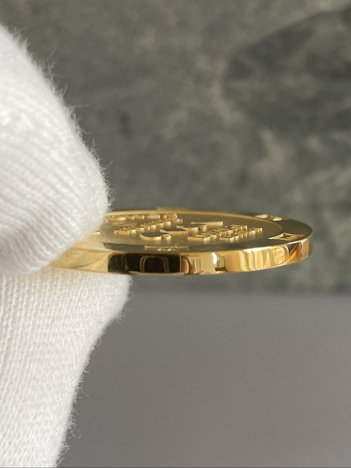 Poker Chip Silver 18k gold plated in fingers flas