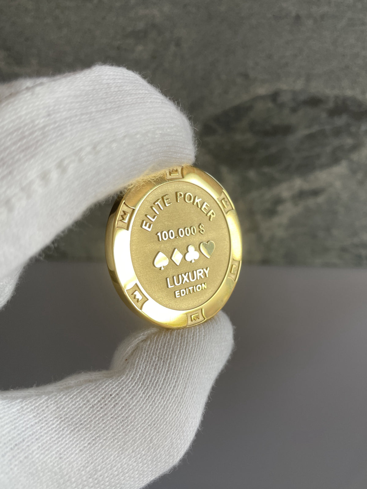 Poker Chip Silver 18k gold plated in fingers front side