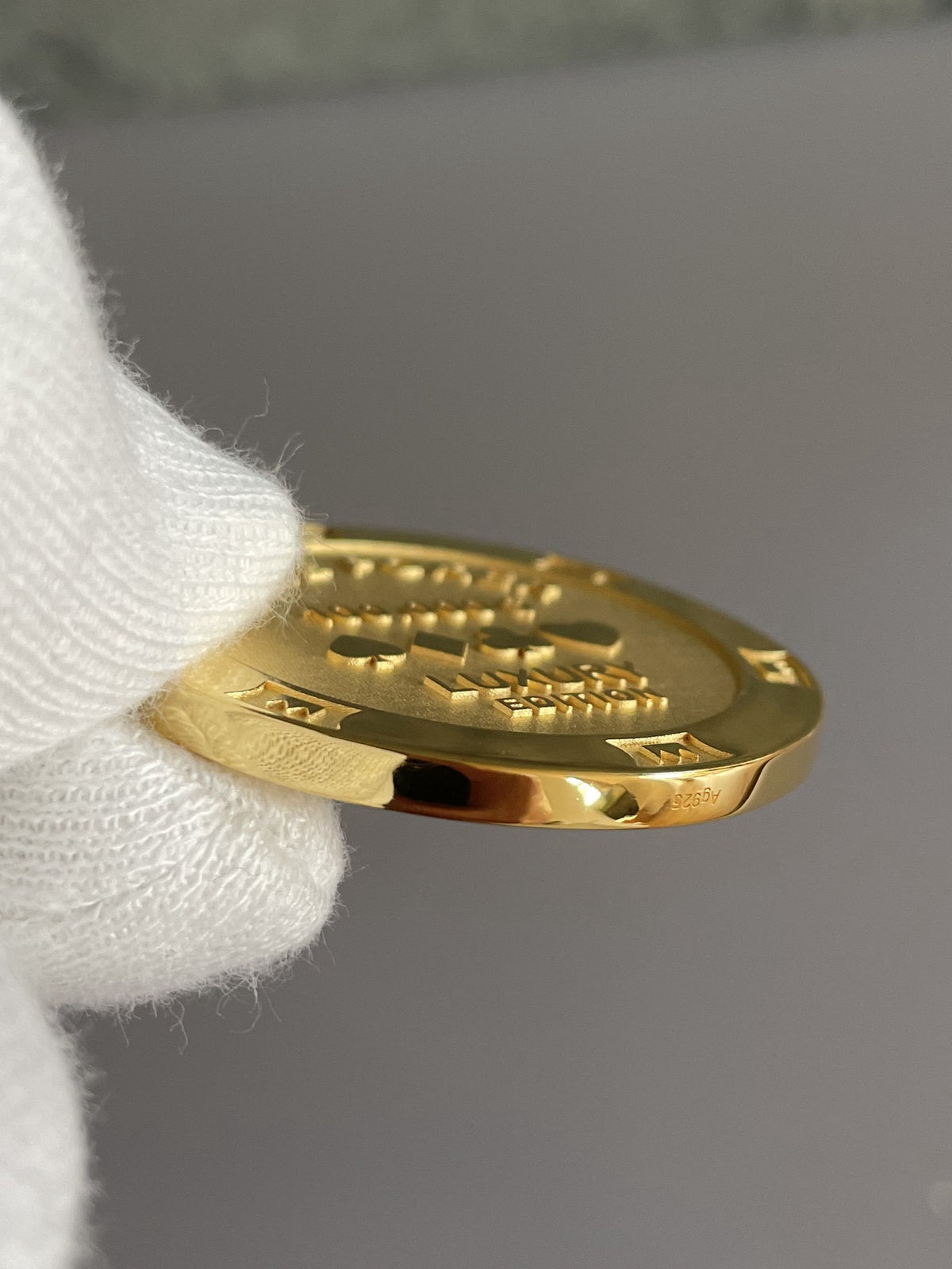 Poker Chip Silver 18k gold plated in hand