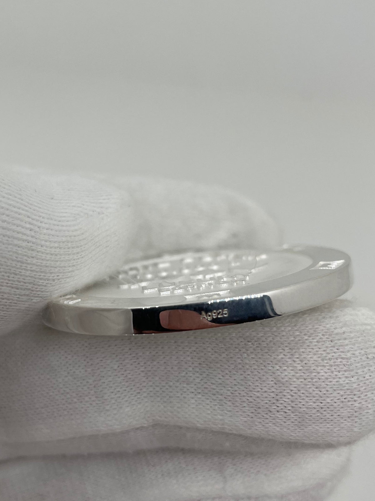 Poker Chip Sterling Silver in Fingers - Pokerchip Silber in der Hand