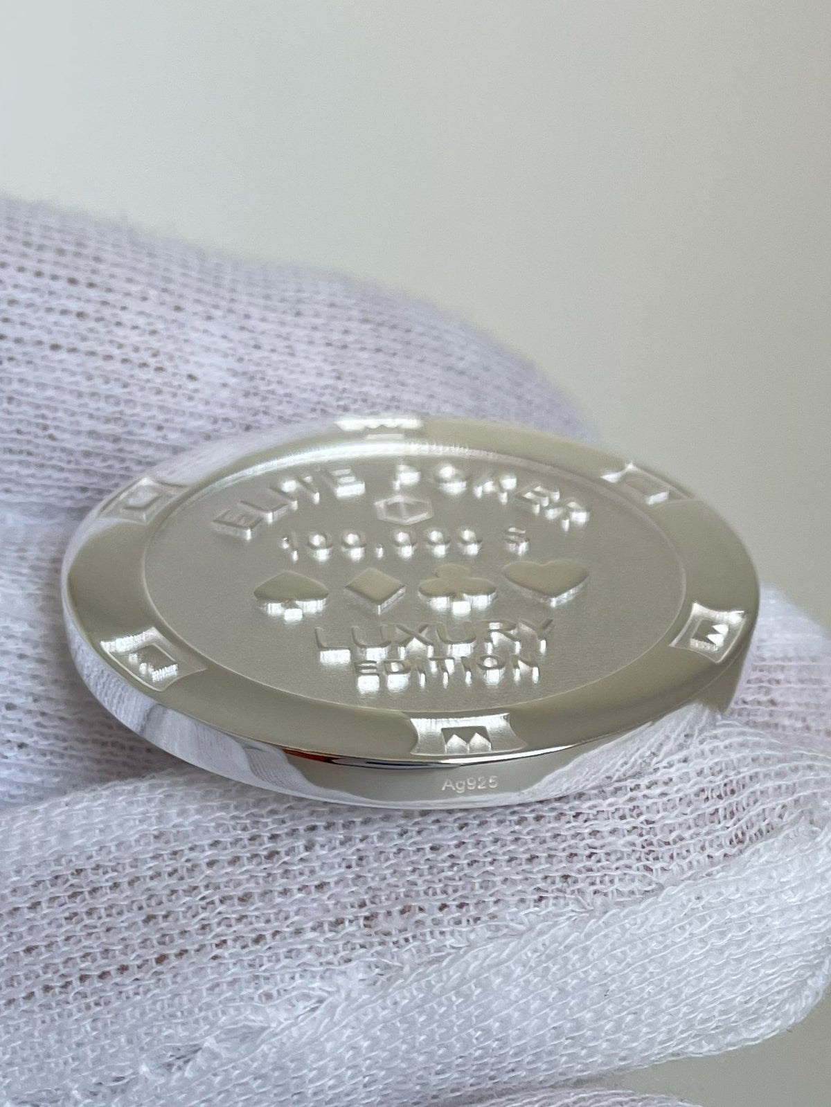 Poker Chip Sterling Silver on hand - Pokerchip Silber auf der Hand