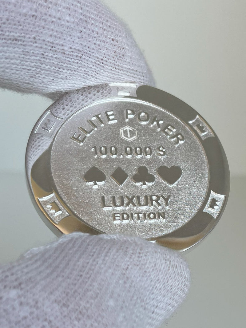 Poker Chip in Sterling Silver in Fingers - Pokerchip aus Sterlingsilber  zwischen Fingern