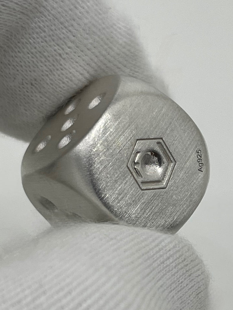 Silver Dice brushed in fingers - Silberwürfel zwischen Finger