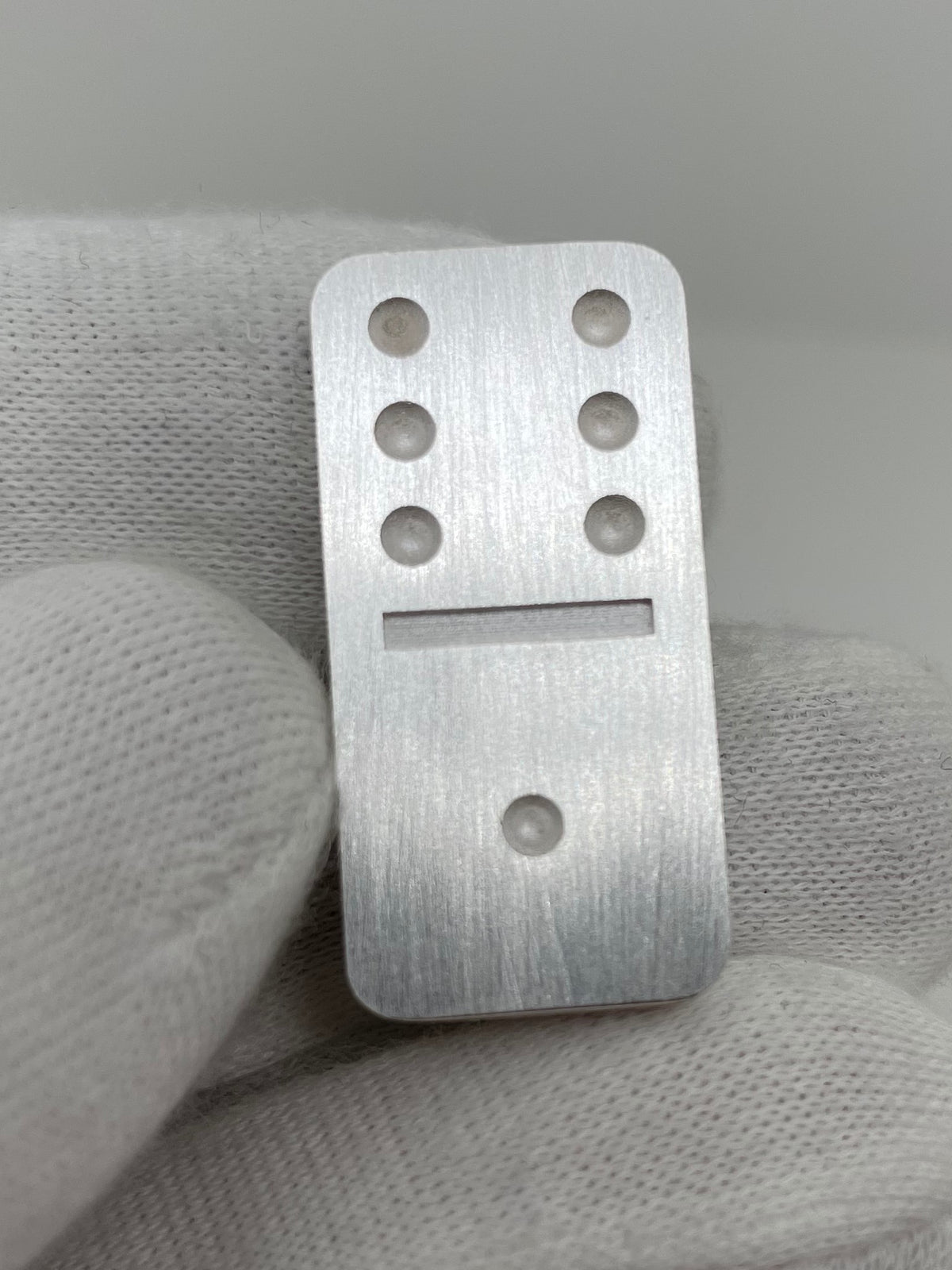 Silver Domino in fingers - Silber Domino in Finger