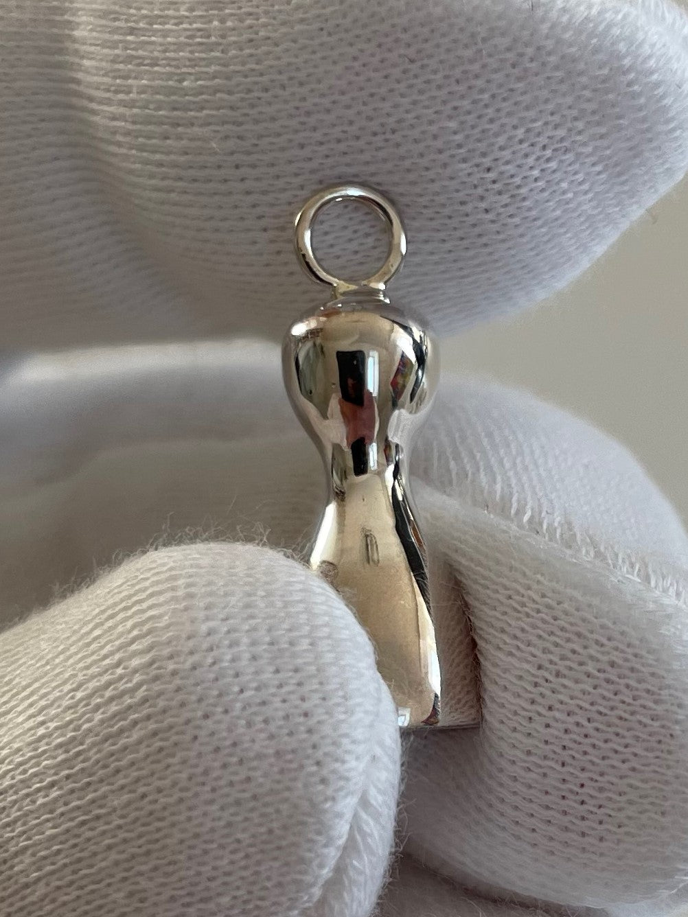 Sterling Silver Pendant in Fingers - Silberanhäger in Fingern