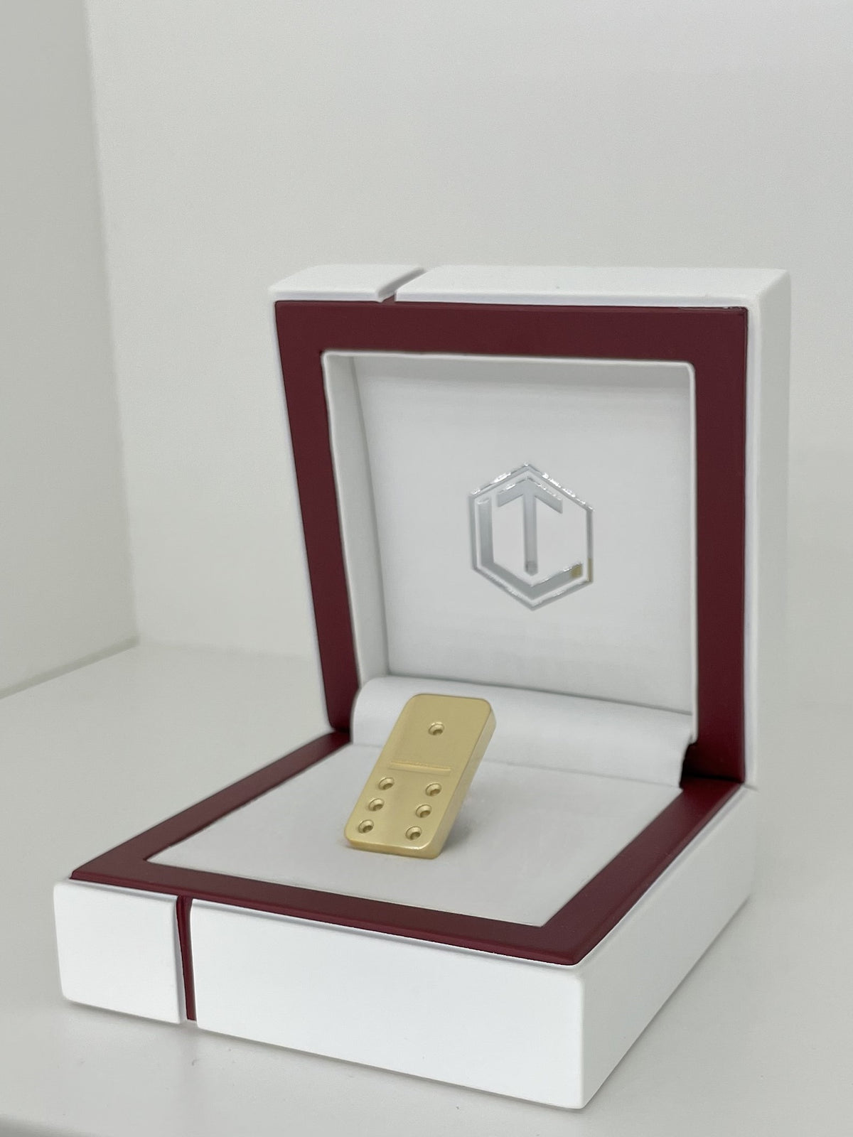 Solid 18-Karat Domino Tile in white case - Dominostein 18 Karat Gold im Etui
