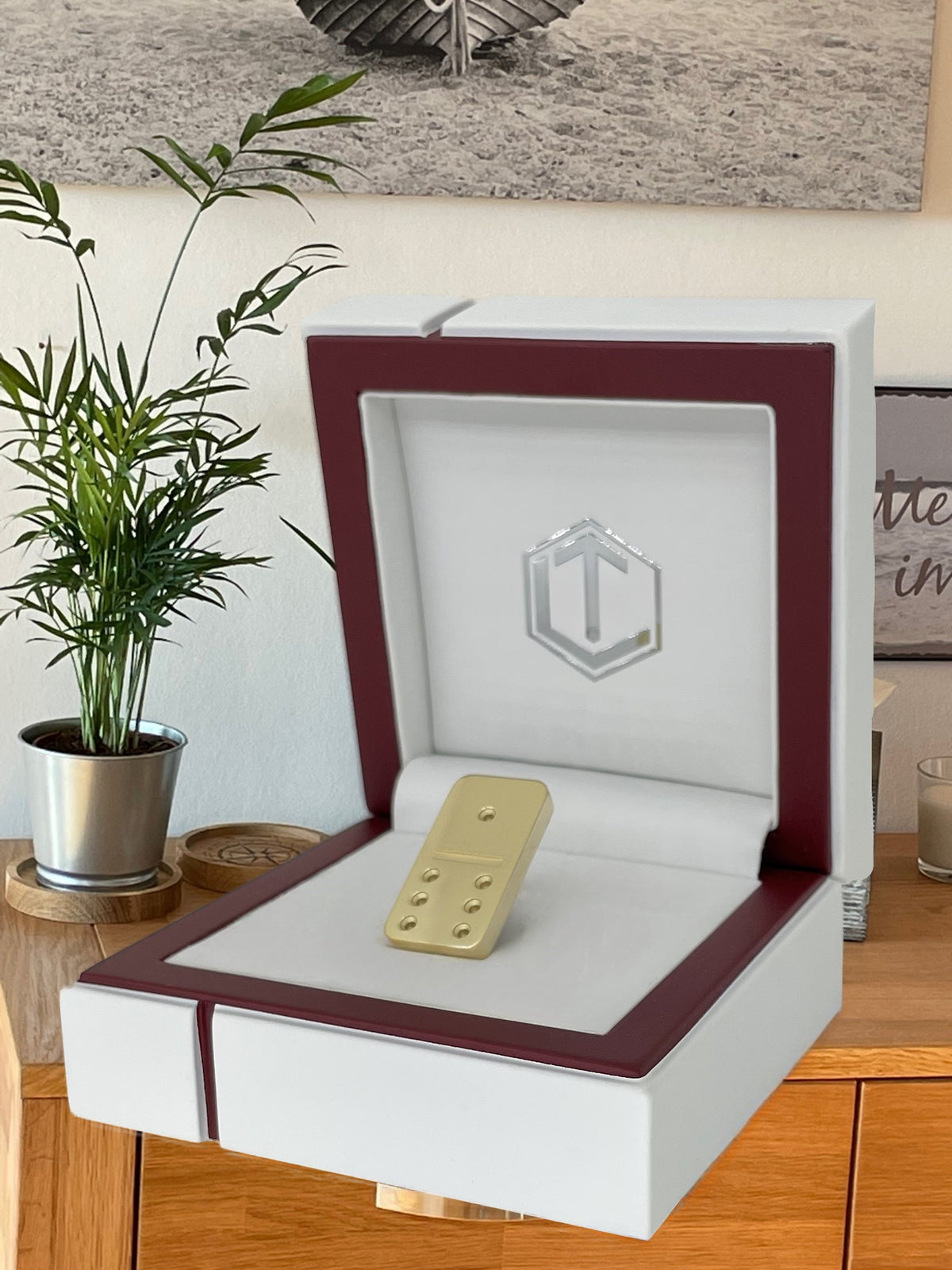 Solid 18-Karat Domino Tile in white case lifestyle - Dominostein 18 Karat Gold im Etui im Wohnzimmer