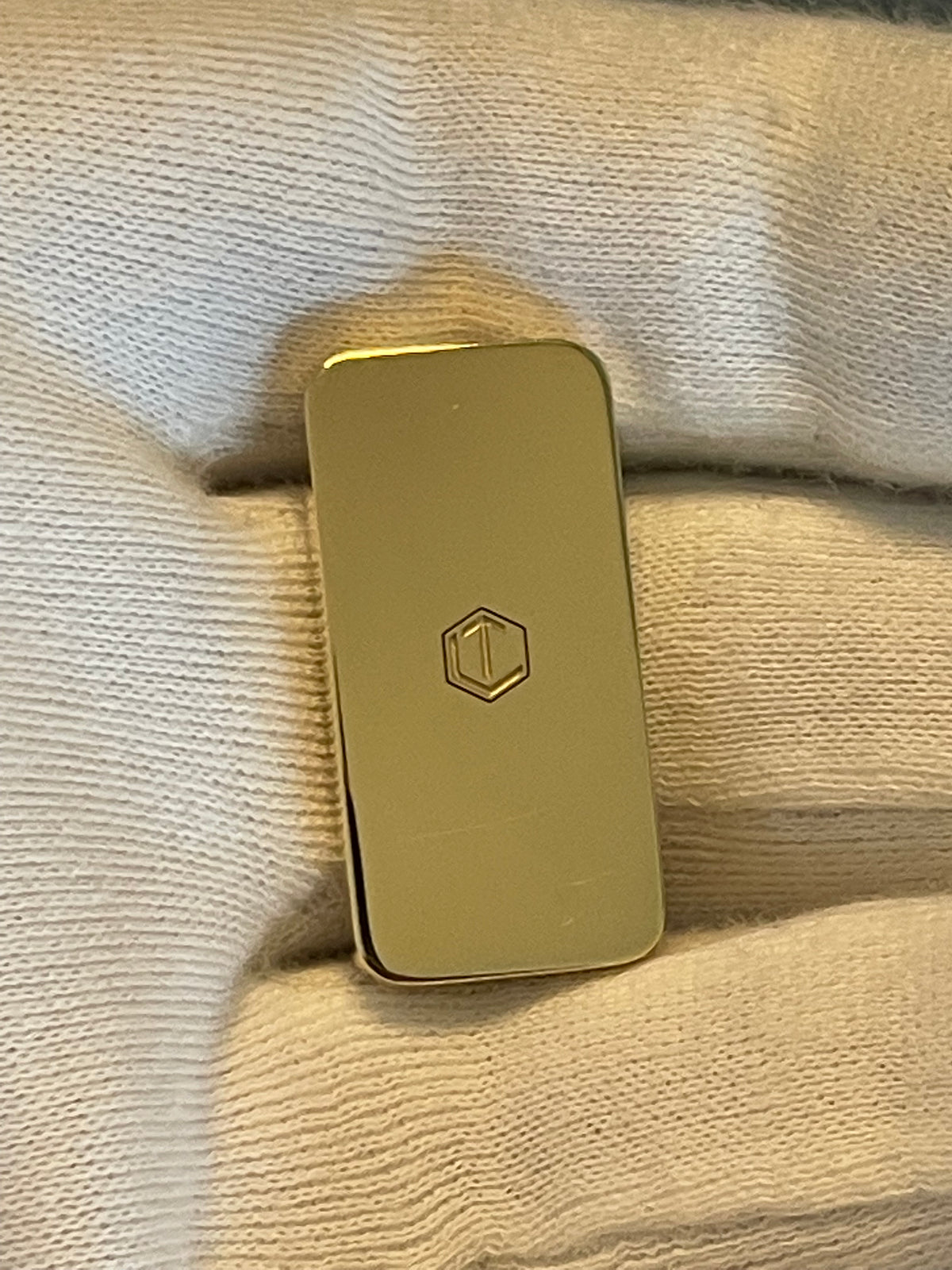 Solid 18-Karat Gold Domino Tile with Diamonds in Hand Back Side- Dominostein 18 Karat Gold auf der Hand Rückseite