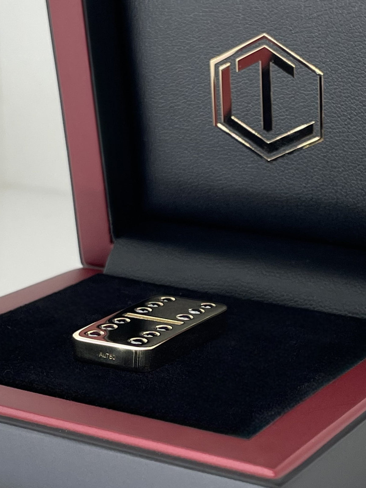 Solid 18-Karat Gold Domino Tile with Diamonds in black case lying - Dominostein 18 Karat Gold mit Diamanten liegend im Etui