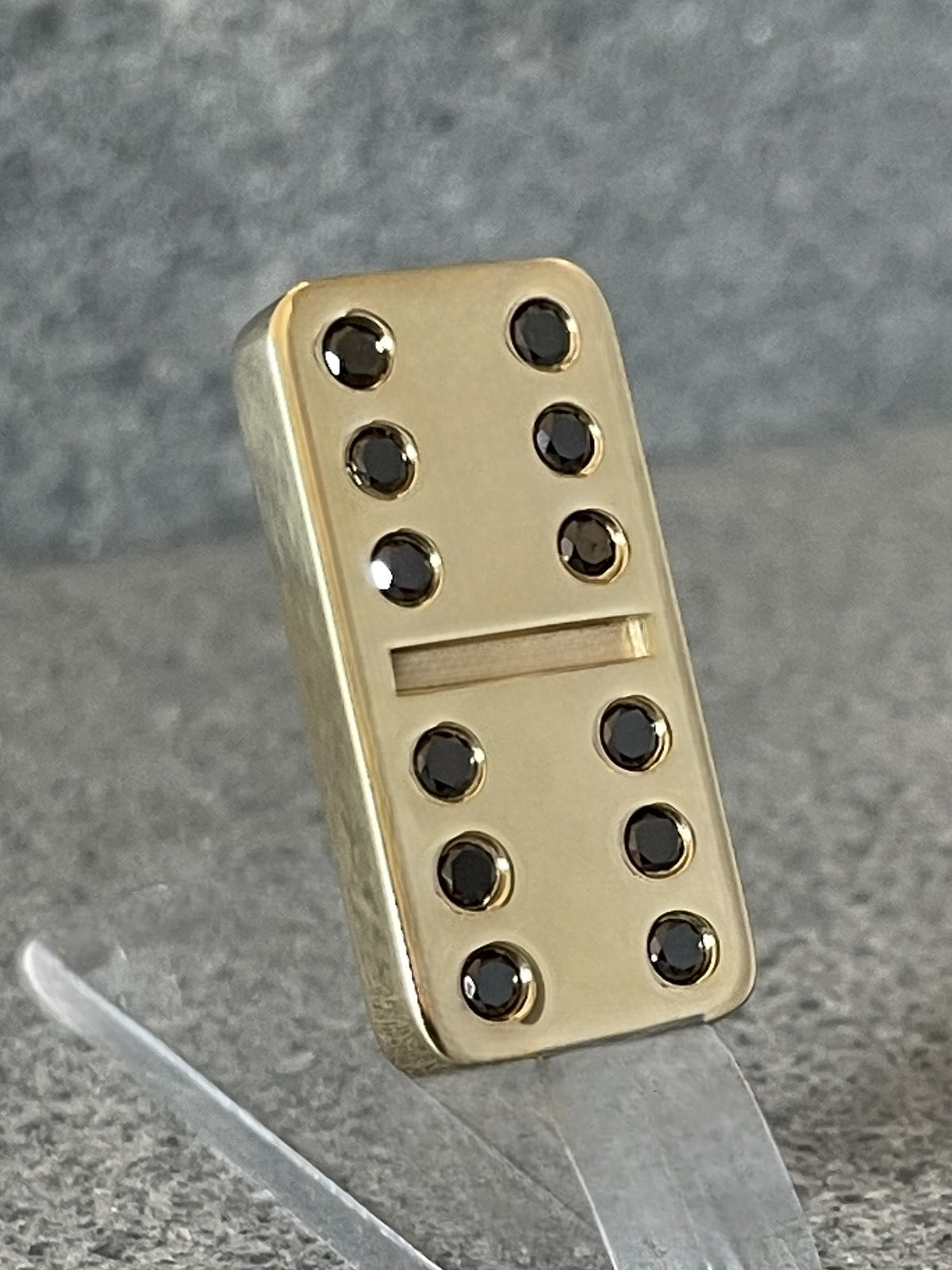 Solid 18-Karat Gold Domino Tile with Diamonds on pillar - Dominostein 18 Karat Gold auf Podest