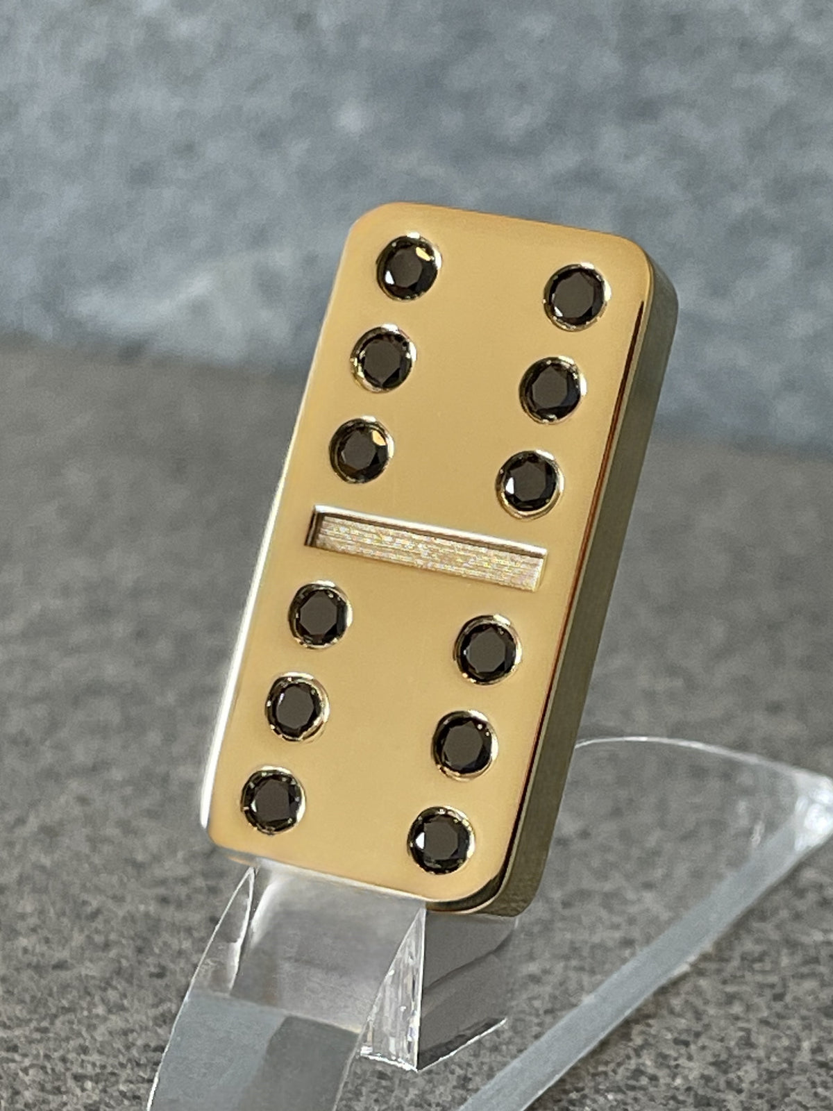 Solid 18-Karat Gold Domino Tile with Diamonds on pillar - Dominostein 18 Karat Gold auf Podest